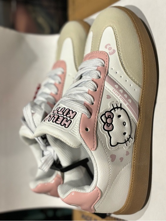 Hello Kitty Shoes - Hello Kitty Women White, Pink & Tan Low-Top Sneakers Sz 6